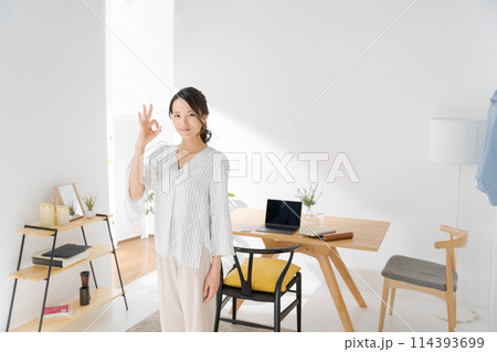 リビングルームに立つ30代女性 リビングルームに立つ30代女性 114393699
