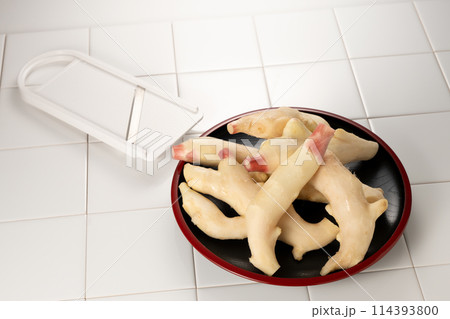 さわやかな香りとみずみずしさの新生姜の甘酢漬け、ガリを作る 114393800