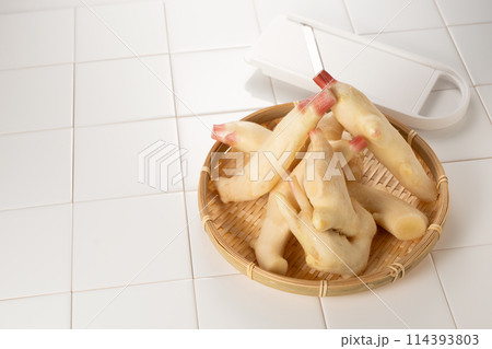 さわやかな香りとみずみずしさの新生姜の甘酢漬け、ガリを作る 114393803