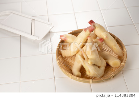 さわやかな香りとみずみずしさの新生姜の甘酢漬け、ガリを作る 114393804