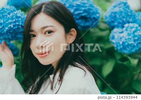 紫陽花と若い女性　　 114393944
