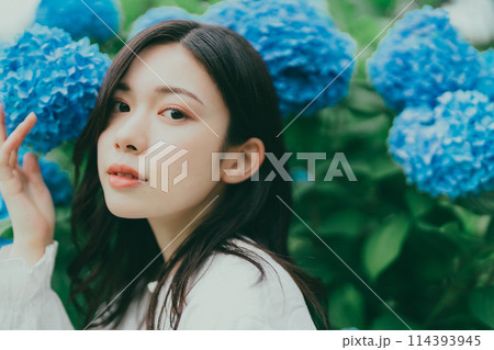 紫陽花と若い女性　　 114393945