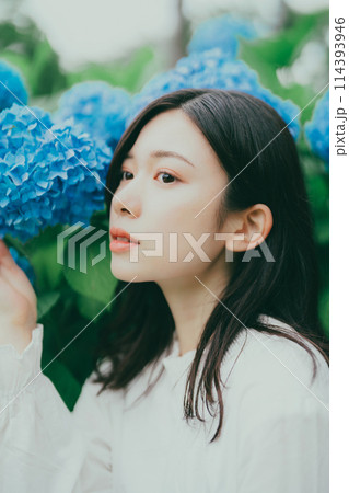 アジサイと若い女性　　 114393946
