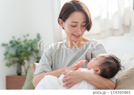 赤ちゃんを抱っこするお母さん 114393965