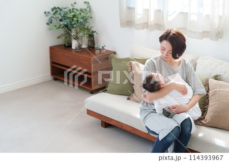 赤ちゃんを抱っこするお母さん 114393967