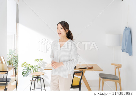 リビングルームに立つ30代女性 114393988