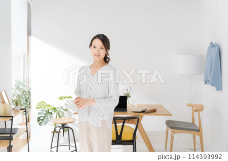 リビングルームに立つ30代女性 114393992