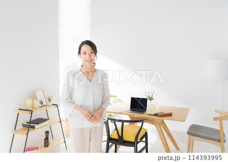 リビングルームに立つ30代女性 リビングルームに立つ30代女性 114393995