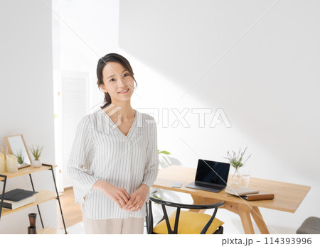 リビングルームに立つ30代女性 114393996