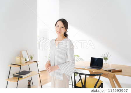 リビングルームに立つ30代女性 114393997