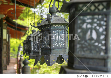 新緑の季節　談山神社　吊り灯籠 114394124