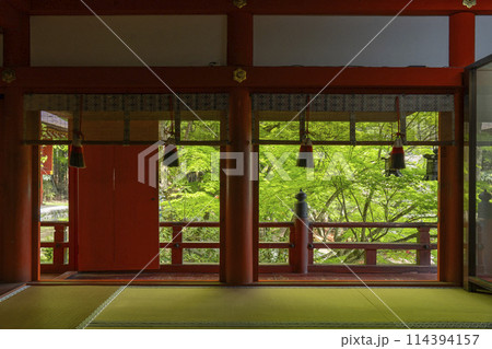 新緑の季節　談山神社　拝殿から見える美しい新緑 114394157