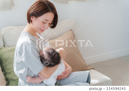 赤ちゃんを抱っこするお母さん 赤ちゃんを抱っこするお母さん 114394243