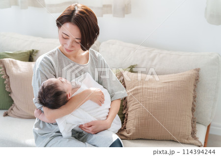 赤ちゃんを抱っこするお母さん 赤ちゃんを抱っこするお母さん 114394244