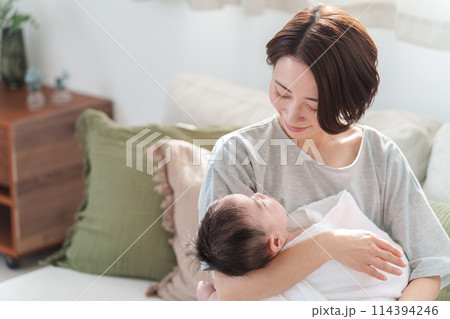 赤ちゃんを抱っこするお母さん 赤ちゃんを抱っこするお母さん 114394246