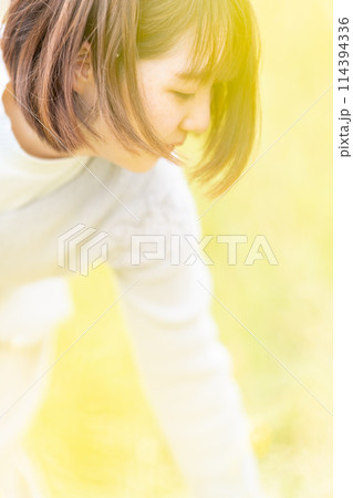 若い女性と菜の花ポートレート 若い女性と菜の花ポートレート 114394336