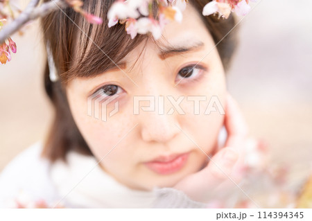 北浅羽の安行桜と若い女性のポートレート 114394345