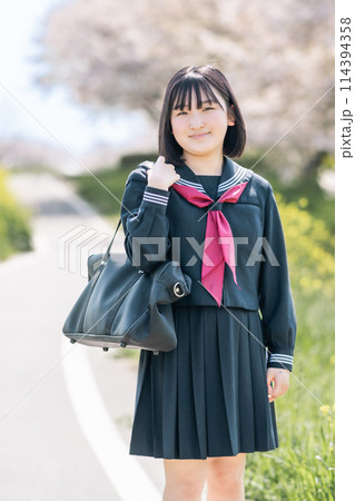 桜の咲く春に通学する女子高校生 114394358