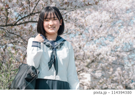 新学期を迎えた爽やかな女子高生 114394380