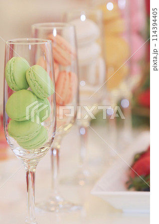 マカロンや可愛いスイーツが並んだデーブル　バイキング 114394405