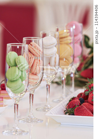 マカロンや可愛いスイーツが並んだデーブル　バイキング 114394406