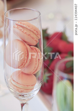 マカロンや可愛いスイーツが並んだデーブル バイキング マカロンや可愛いスイーツが並んだデーブル バイキング 114394407