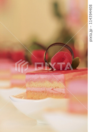 洒落なケーキバイキングのイメージ画像素材 洒落なケーキバイキングのイメージ画像素材 114394408