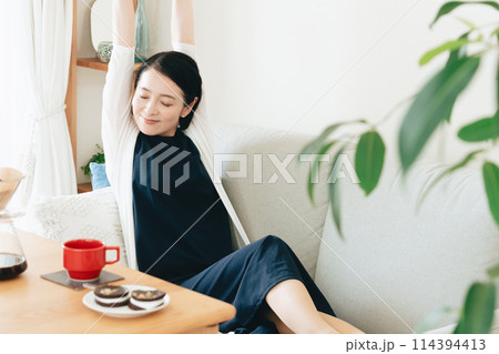 伸びをするミドル女性 114394413