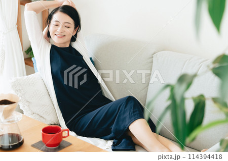 伸びをするミドル女性 114394418