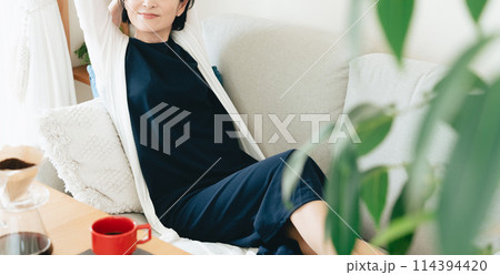 伸びをするミドル女性 伸びをするミドル女性 114394420