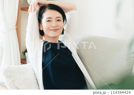 伸びをするミドル女性 114394424