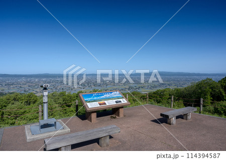 晴れの青空と春の広大な砺波平野イメージ｜散居村展望台より撮影｜富山県砺波市 114394587