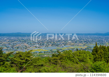 春の田植え時期を迎えた広大な砺波平野イメージ｜散居村展望台より撮影｜富山県砺波市 114394600