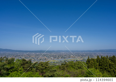 春の広大な砺波平野イメージ｜散居村展望台より撮影｜富山県砺波市 114394601