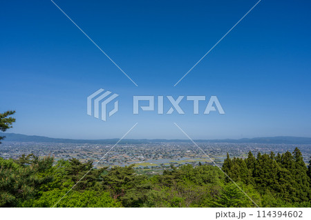 春の広大な砺波平野イメージ｜散居村展望台より撮影｜富山県砺波市 114394602