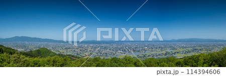 パノラマ撮影|春の田植え時期を迎えた広大な砺波平野イメージ|散居村展望台より撮影|富山県砺波市 パノラマ撮影|春の田植え時期を迎えた広大な砺波平野イメージ|散居村展望台より撮影|富山県砺波市 114394606