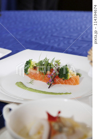 おいしいフレンチの前菜 サーモン おいしいフレンチの前菜 サーモン 114394674