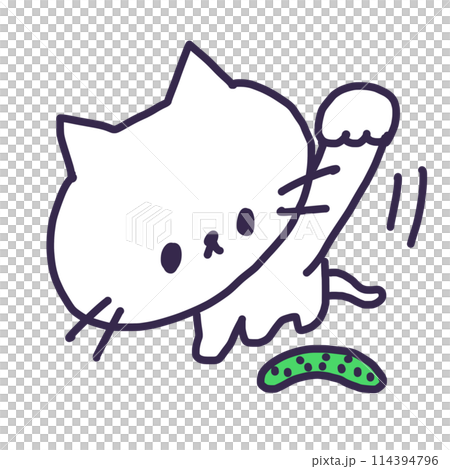 キュウリに猫パンチしているかわいい白い色の子猫のイラスト 114394796