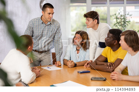 Group of men discussing something at the desk 114394893