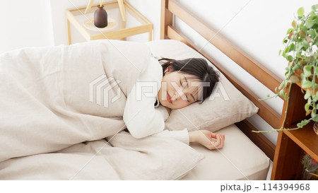 寝返りを打つアジア人女性 114394968