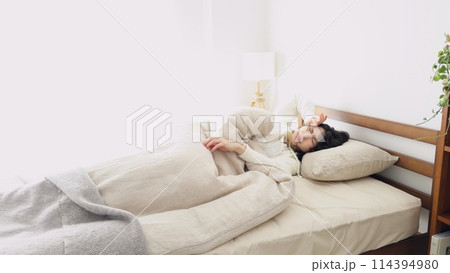 暑くて眠れないアジア人女性 114394980