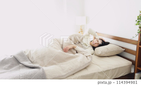 暑くて眠れないアジア人女性 114394981