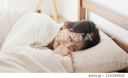 布団の中で痛みを感じる女性 布団の中で痛みを感じる女性 114394982