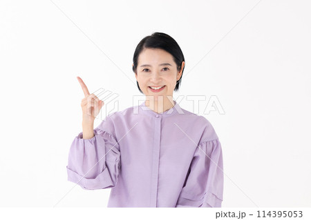 ミドル女性　ポートレート　指差し 114395053