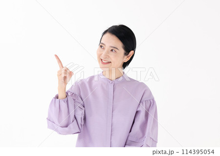 ミドル女性　ポートレート　指差し 114395054