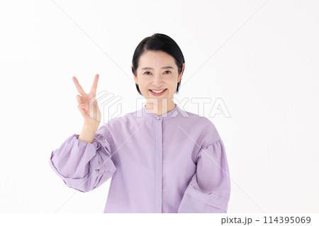 ミドル女性　ポートレート　ピース 114395069
