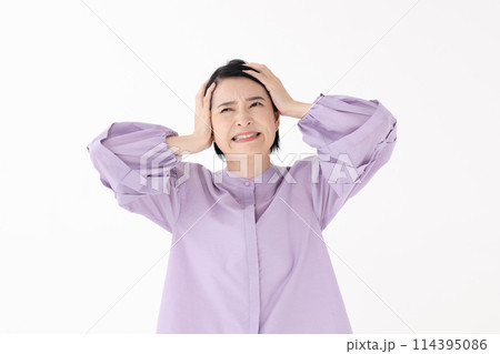 ミドル女性　ポートレート　頭痛 114395086