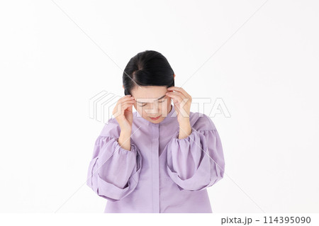 ミドル女性　ポートレート　頭痛 114395090