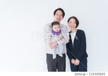 笑顔の家族 114395605