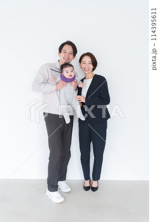 笑顔の家族 114395611